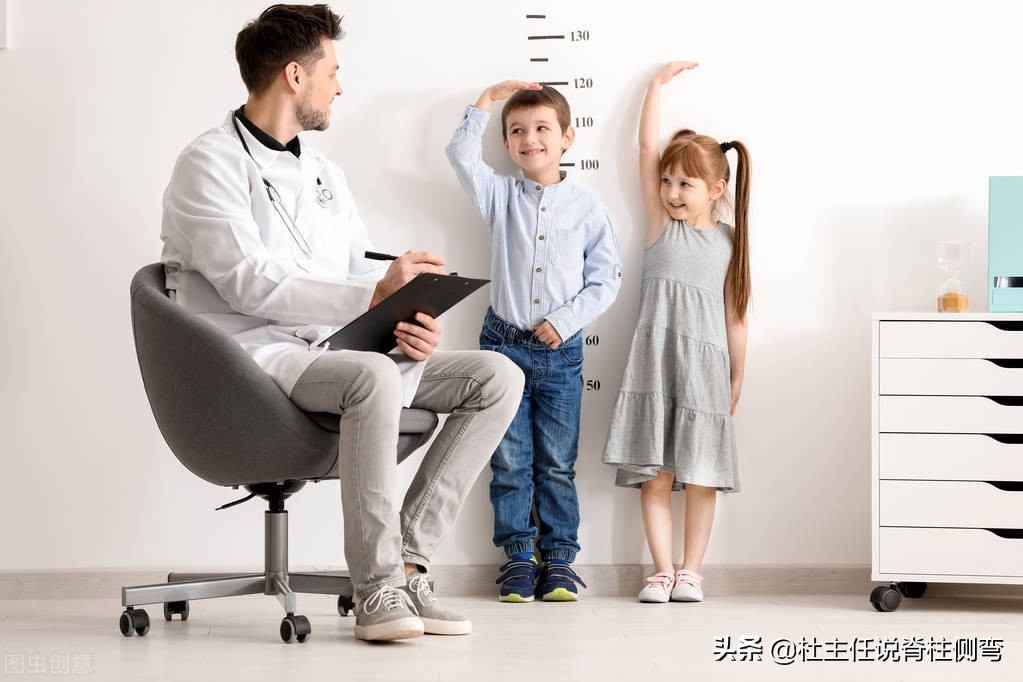 14岁女孩练轻度侧弯训练,13岁女孩学习长期脊柱侧弯