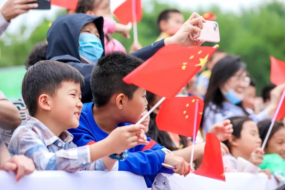 百舸争流竞扬帆不负众望勇夺魁,百舸争流龙舟竞渡