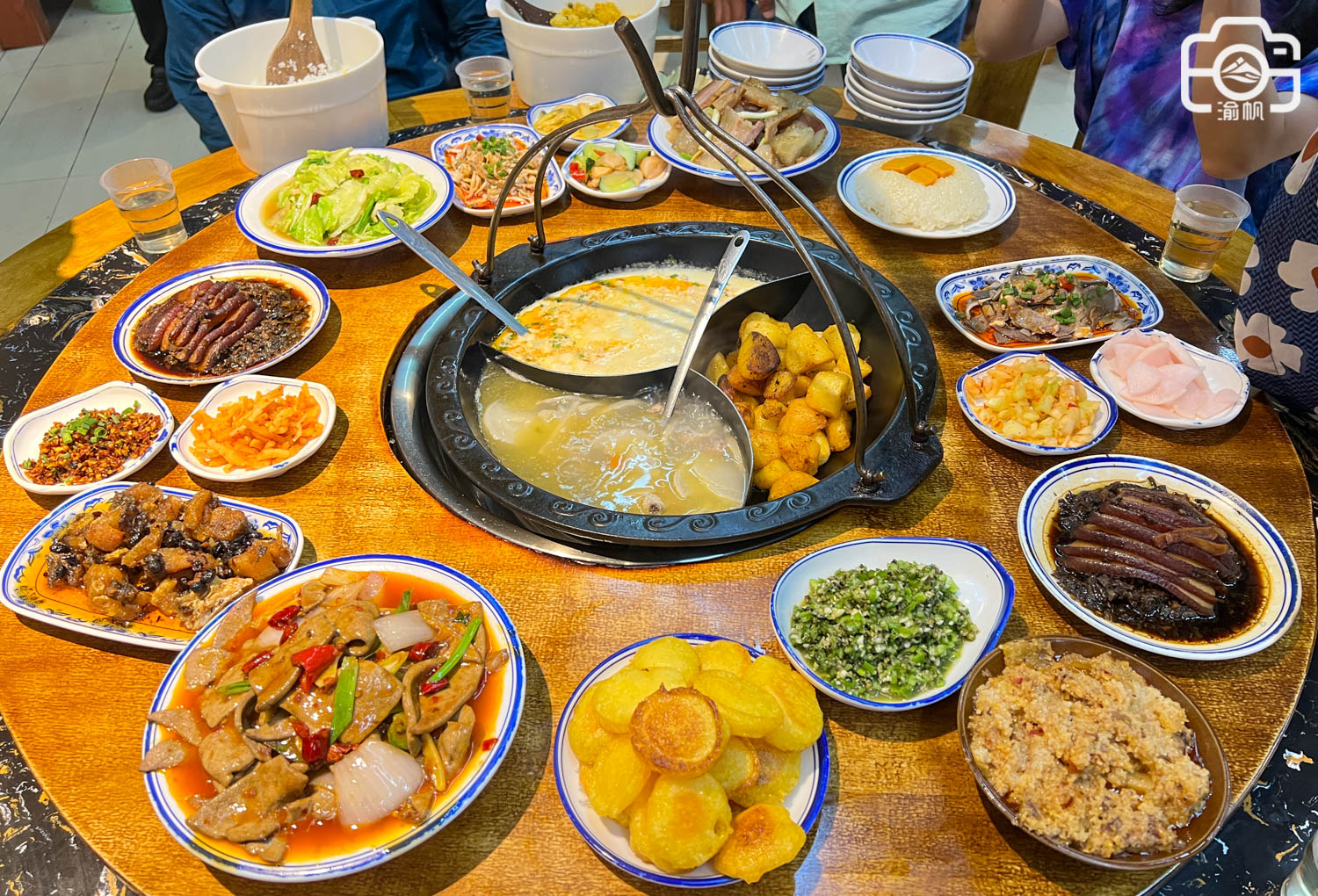 土家族的吊锅大餐，30几道菜随便吃、无限续，人均竟然只要30元