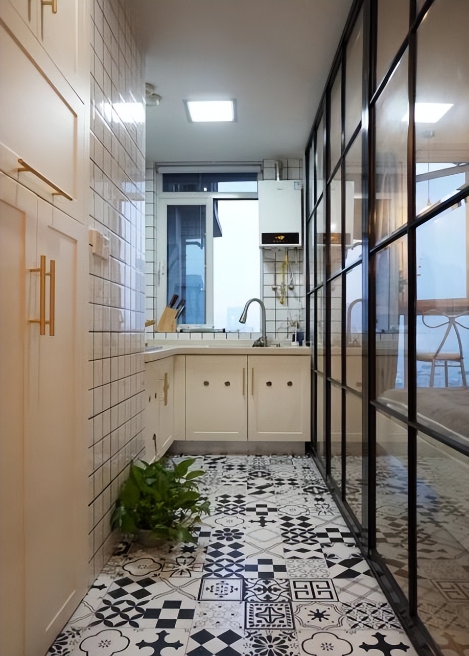 51㎡小宅，硬在衣柜上空“隔出”次卧，朋友不解！完工都夸太机智