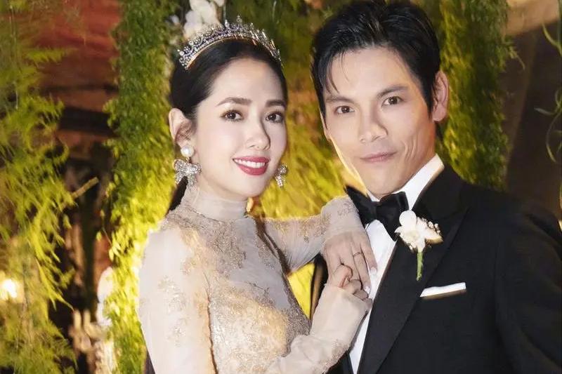 郭晶晶背小布包和老公上街购物 (郭晶晶用的帆布爱马仕包)