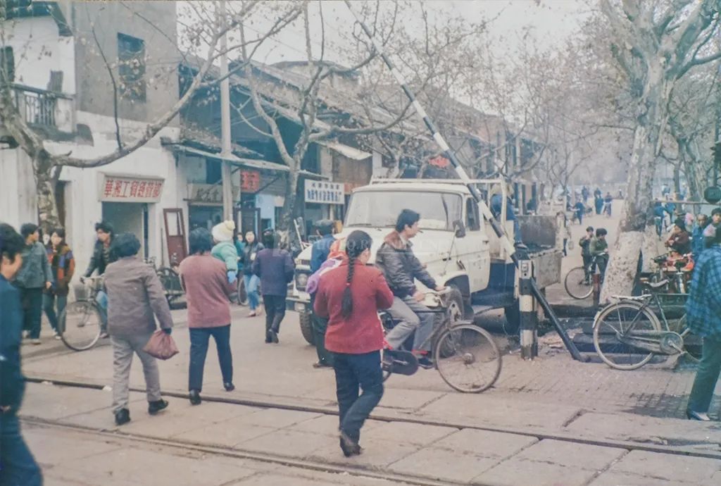 回龙山白沙路记忆：半边铁路，半边马路