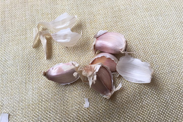 经常吃大蒜是败毒还是上火,肝病生吃大蒜的好处和坏处