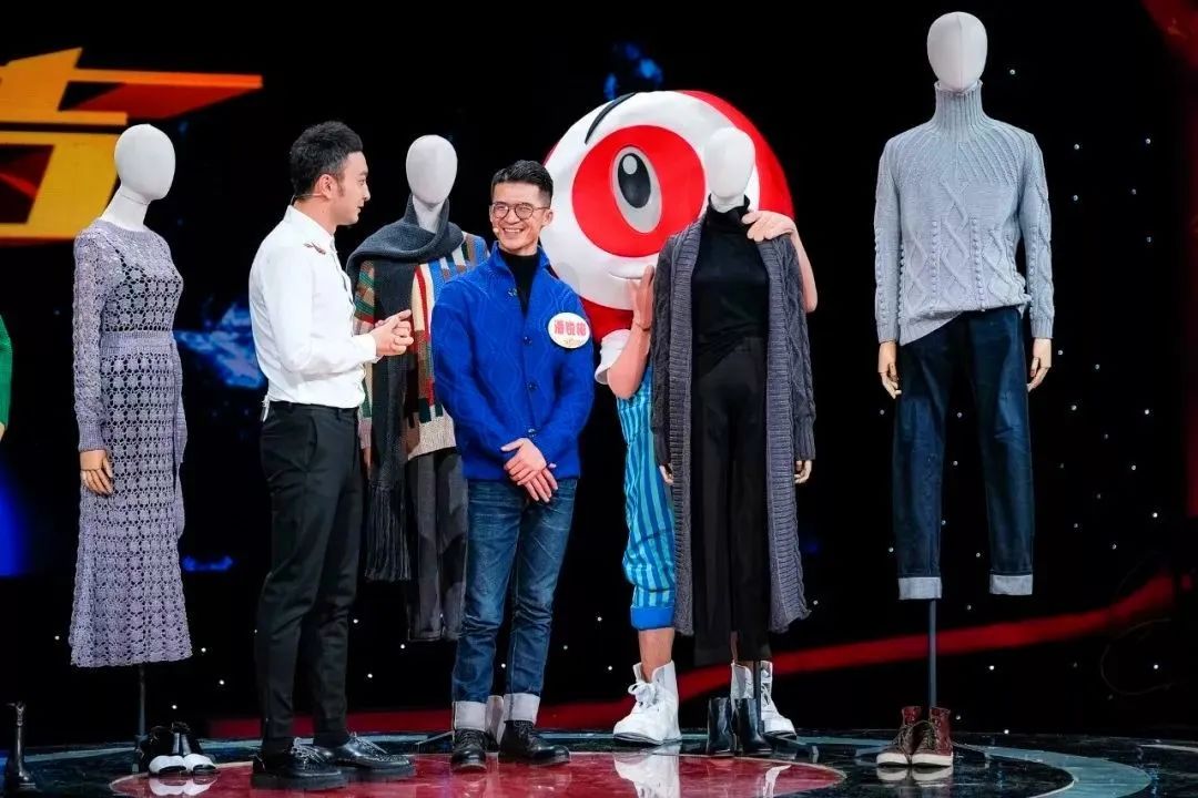 85后小伙辞职回乡织毛衣，年入500万，两登央视，一件毛衣卖8990，有何过人之处？