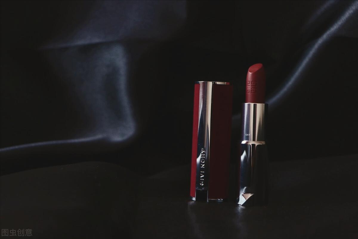 诡秘真相故事：丈夫送了我一支口红，我隐隐觉得不对劲，转送闺蜜