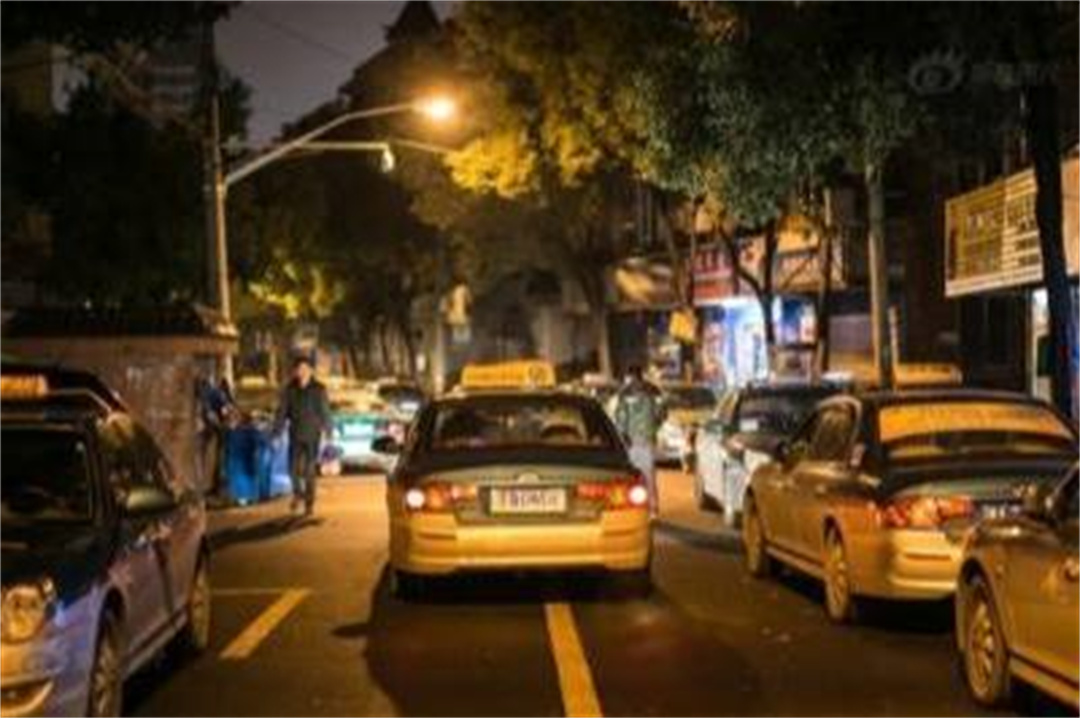 60澶氬瞾鑰佷汉杞借揣琚氦璀︽姄鍚庣画,鑰佷汉鎷栧甯﹀彛