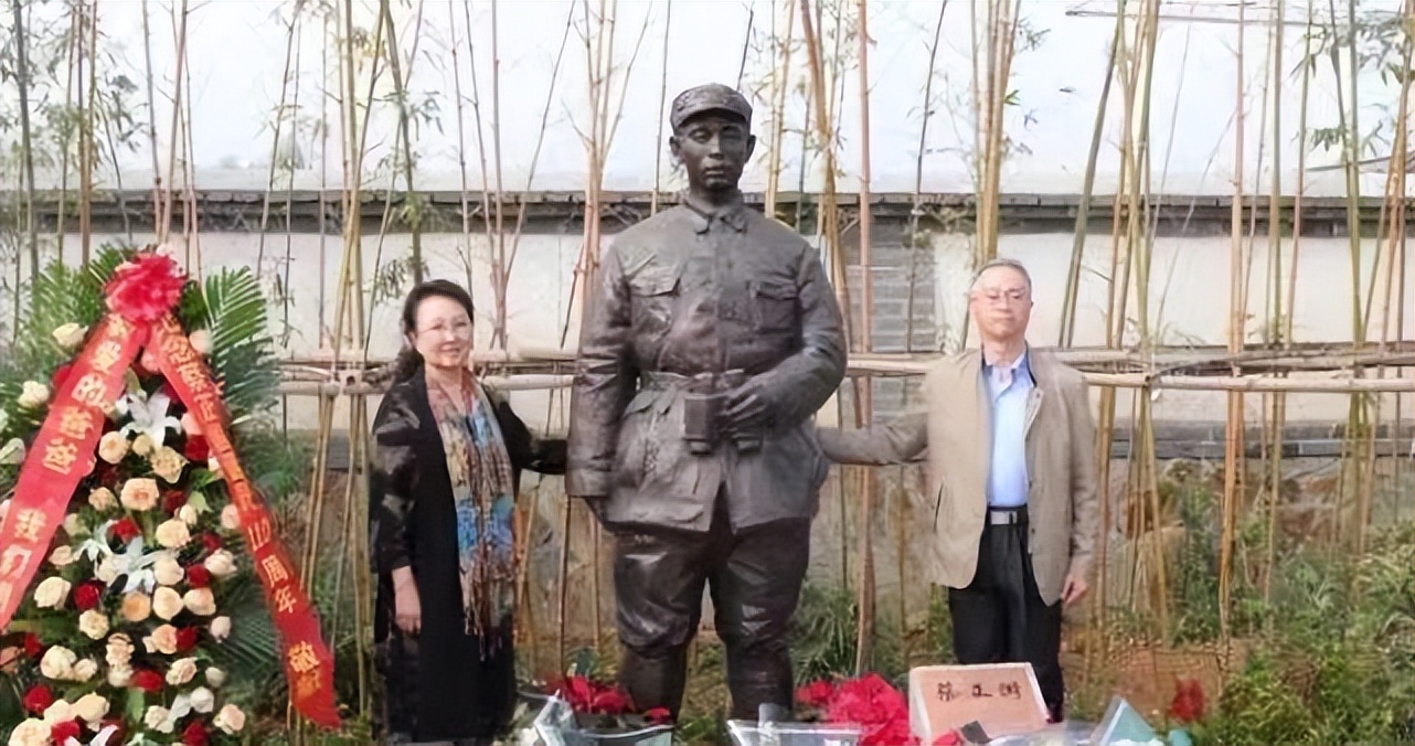 沈阳一学生给烈士陵园扫墓，十几年后才知道，原来他父亲葬在那里