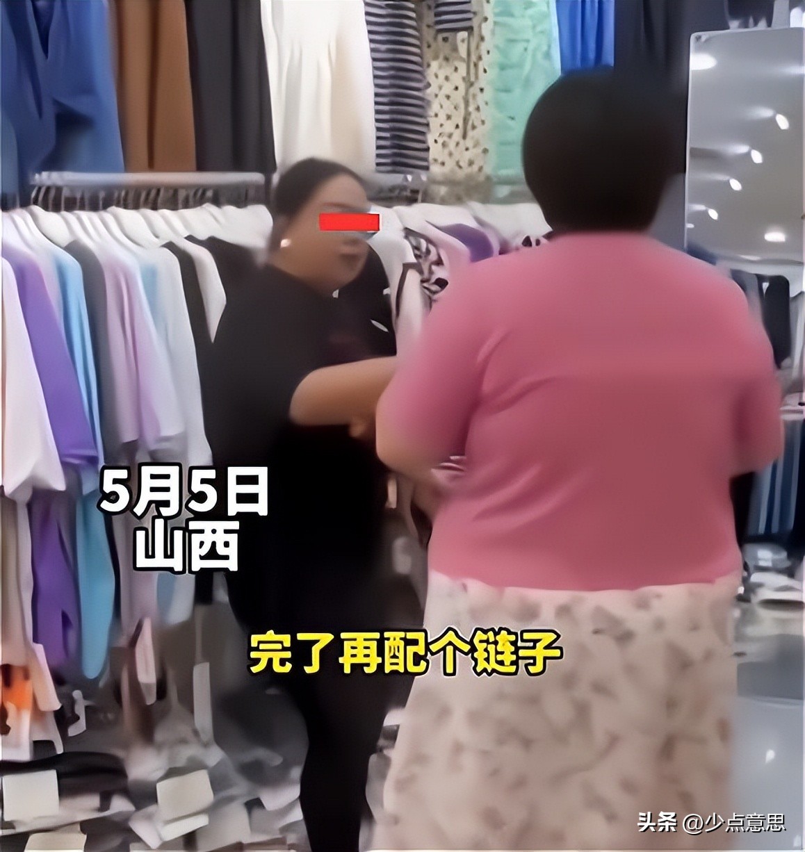 买衣服奇葩女顾客试了三次,女子逛街买衣服被服务员讽刺