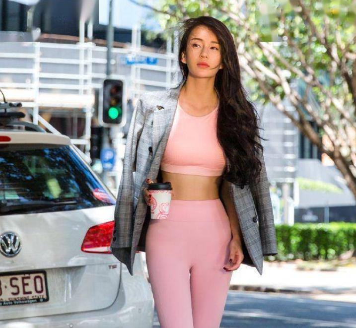 火爆时尚！明星茱莉亚身穿“瑜伽服”成时髦新宠，美感飙升又显瘦