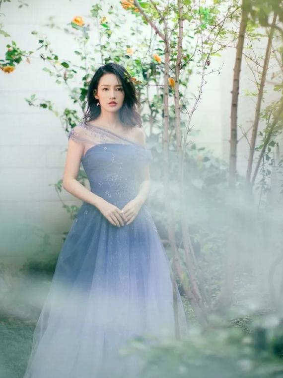 李沁的早秋穿搭可真养眼,李沁穿衣搭配粉色西装