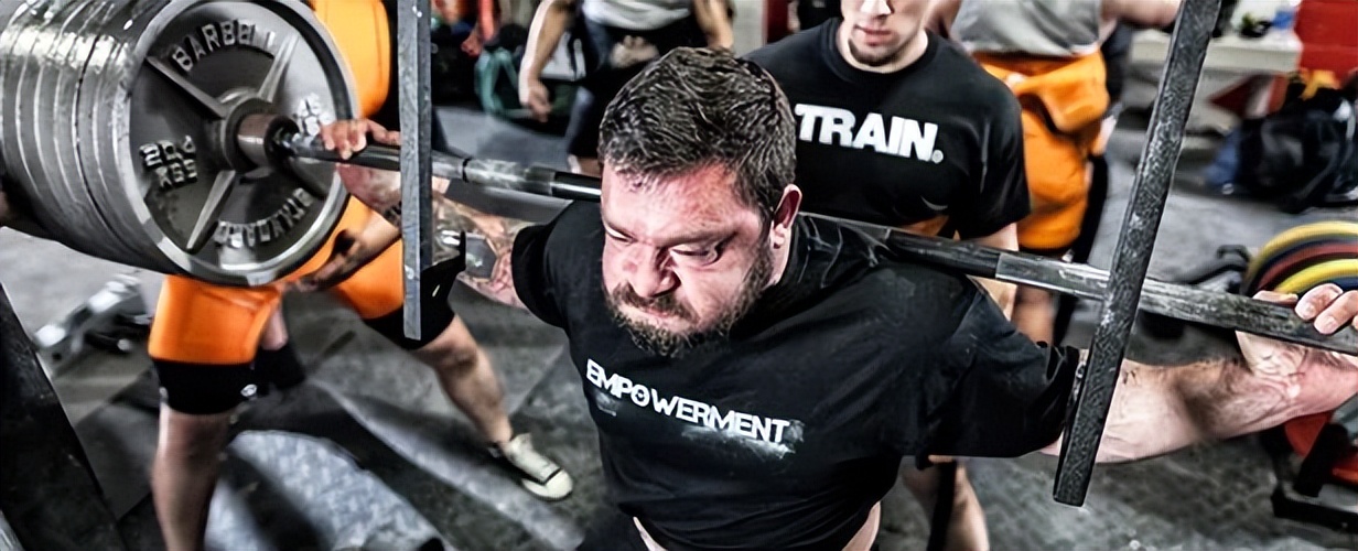 判断一个人会不会练:看他组间休息在干什么