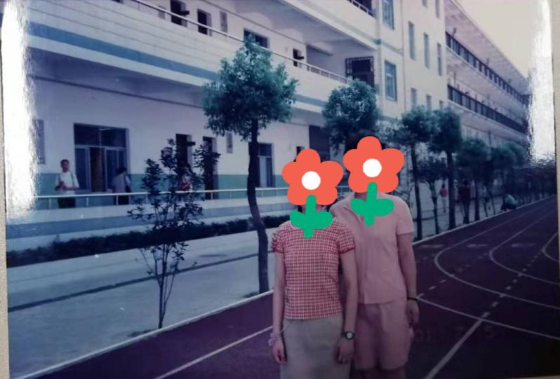 我，湖北武汉人，语文老师，有34年教学经验，月薪才5000元