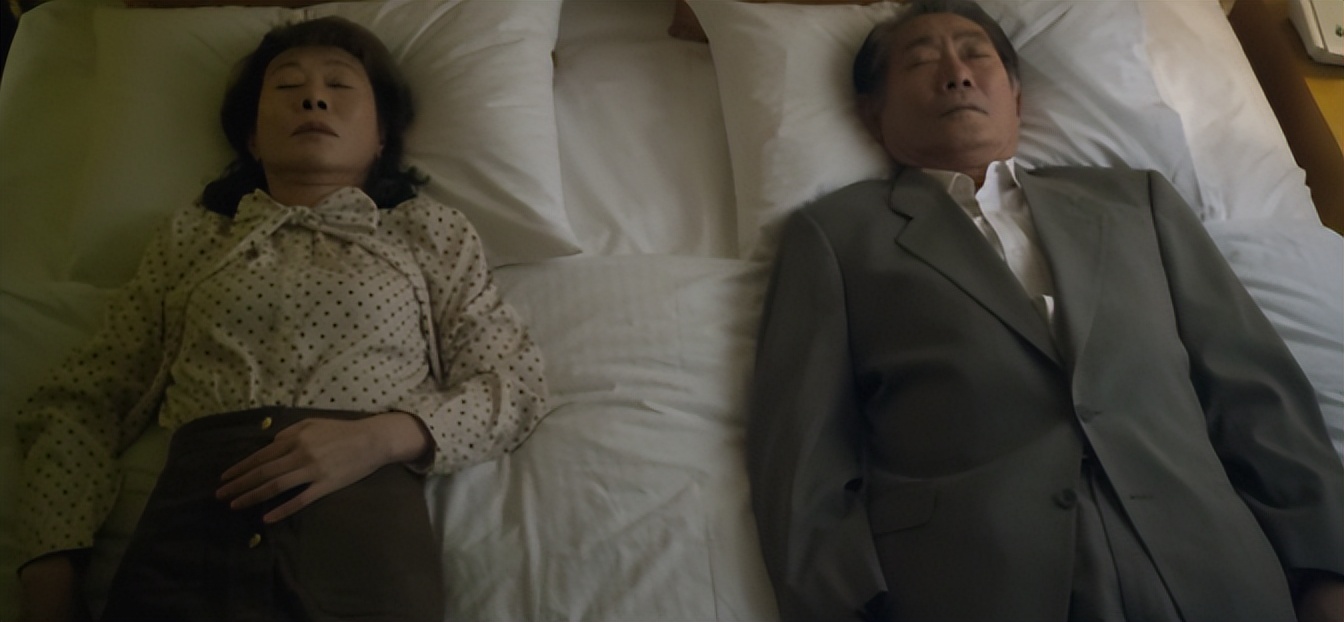 韩国《酒神小姐》:65岁老妇做站街女,撕开老年人的*欲情**与痛苦