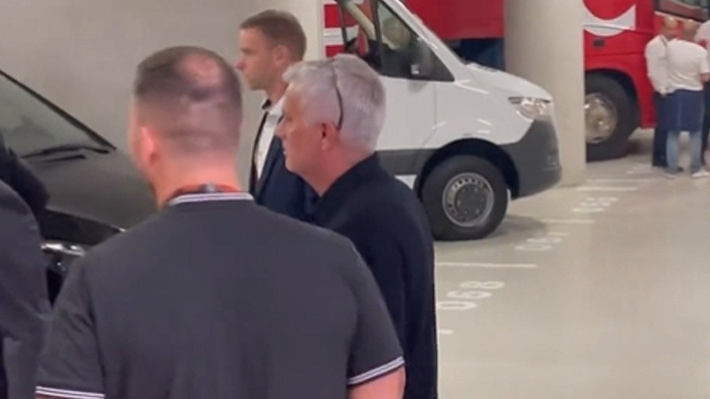 被犯规穆里尼奥气急败坏,穆里尼奥抱怨裁判被红牌罚下