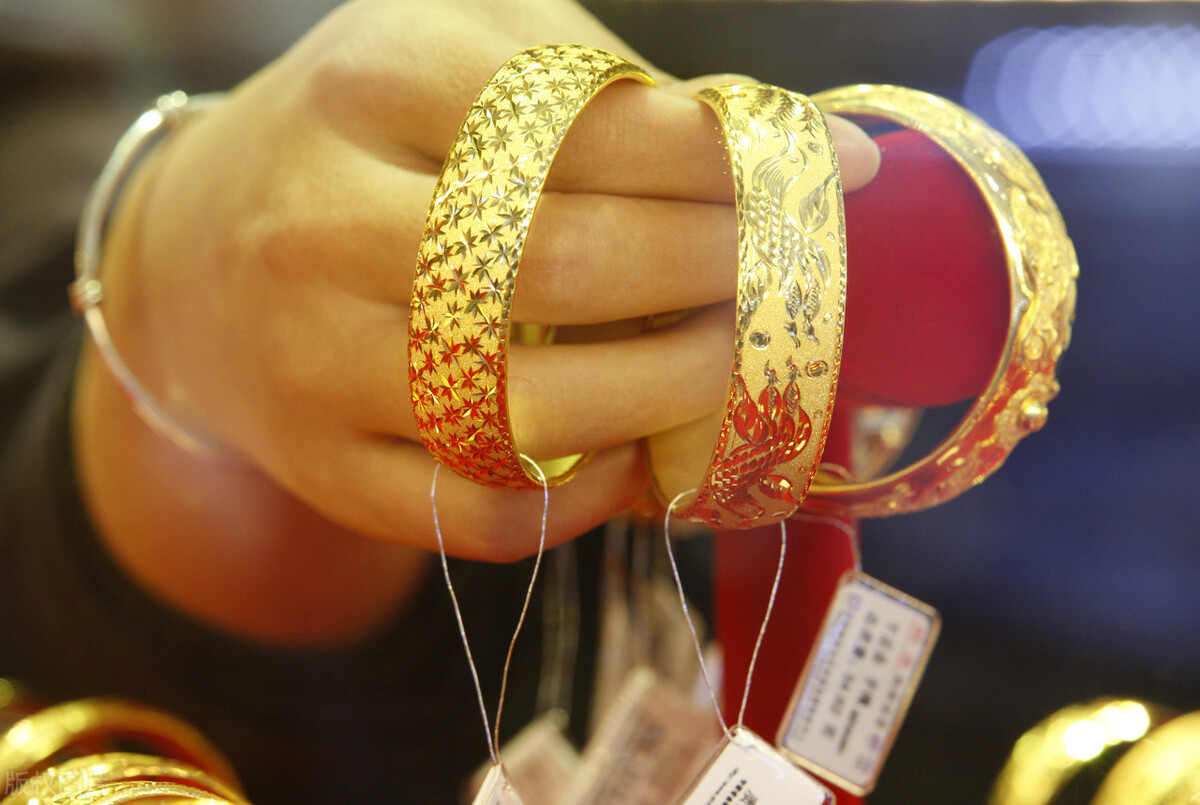 妈妈收到礼物高兴得眉开眼笑,送给父母的礼物惊喜有哪些