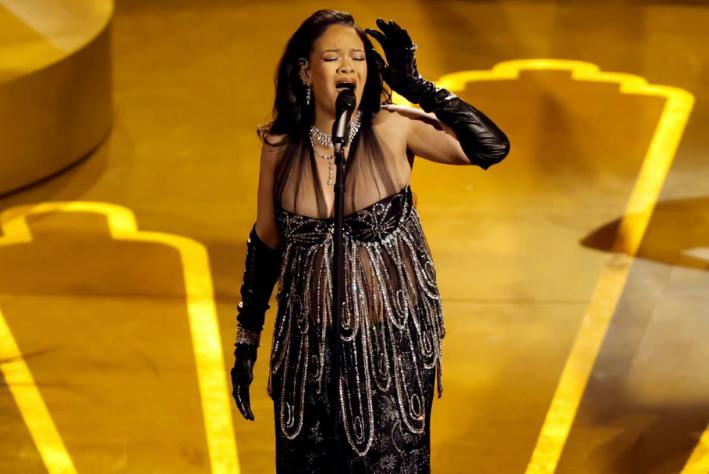 蕾哈娜秀孕肚,蕾哈娜出席活动显孕态