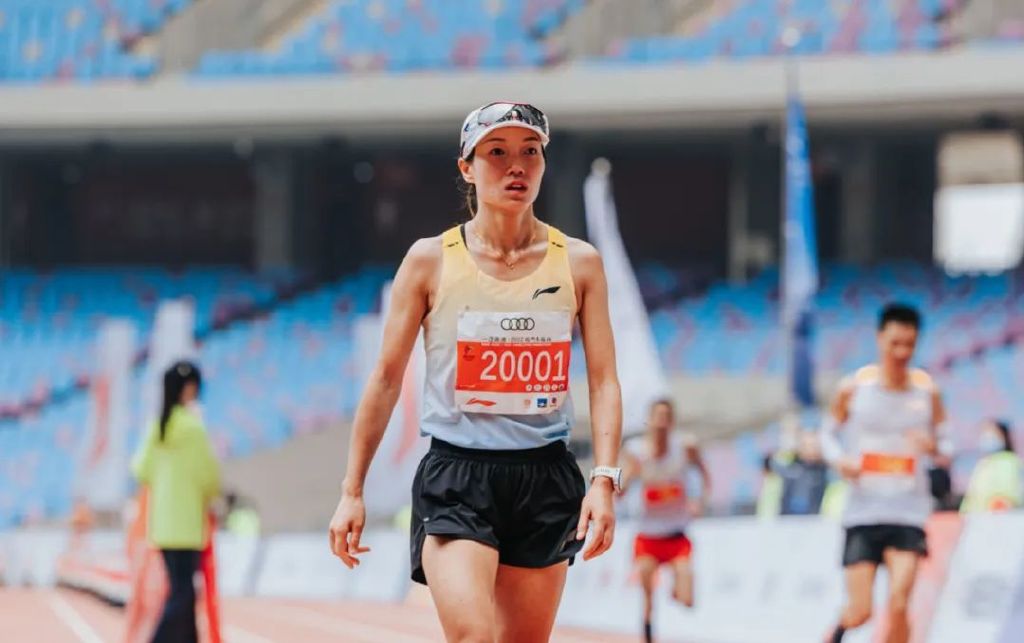 冠军的故事10个字,冠军的励志故事