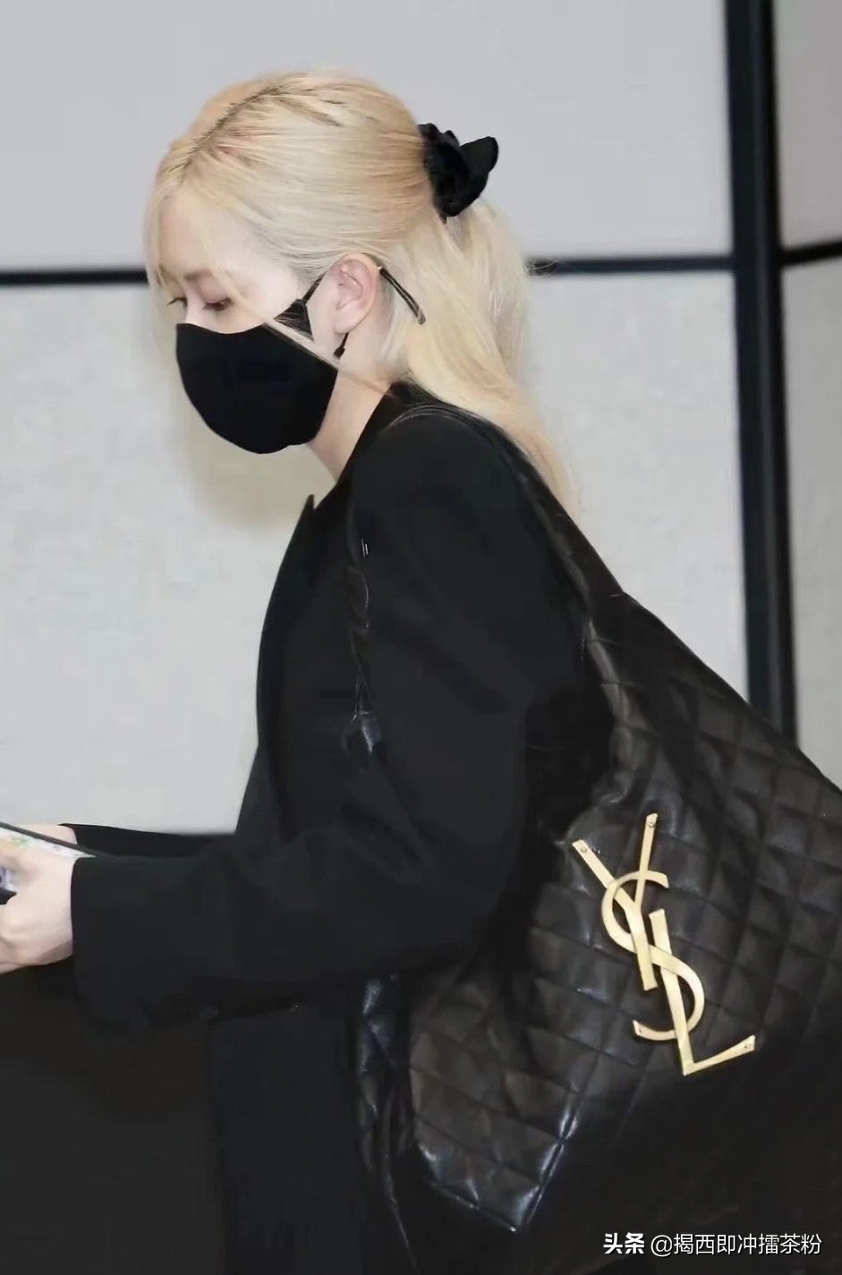 Rosé、猫女跨海撞包！YSL最新「购物包」太好看火速变爆款