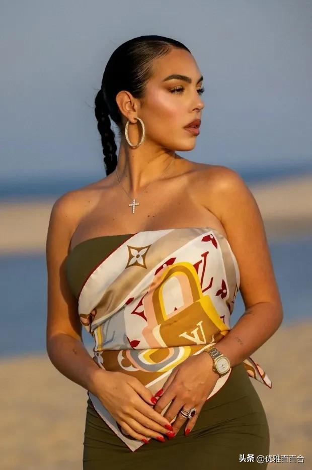 c罗女友乔治娜穿球衣,c罗历任女友乔治娜