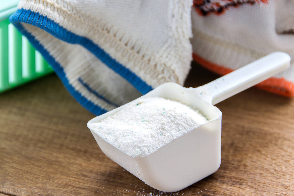 厨房地面油腻腻的怎么处理,厨房地板总是油腻怎么清理