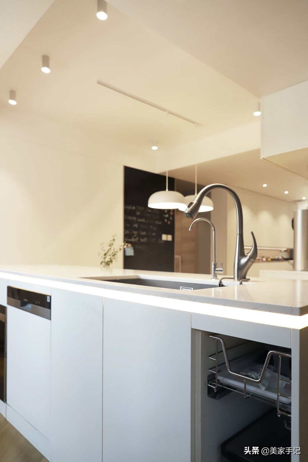 全屋都打柜子效果图,90平米极简装修打满柜子