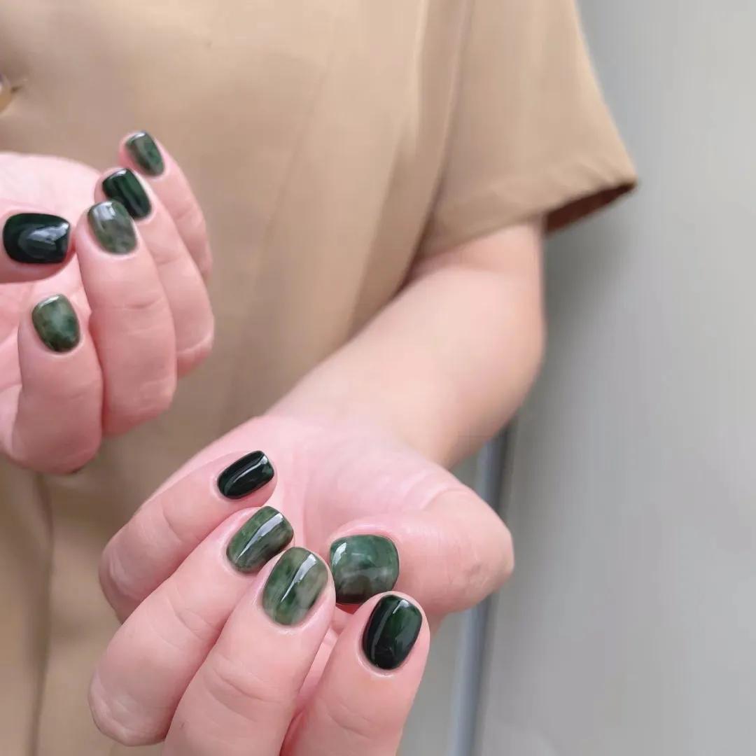 豆沙色美甲显手白吗,雾霾蓝跳色美甲图片显手白