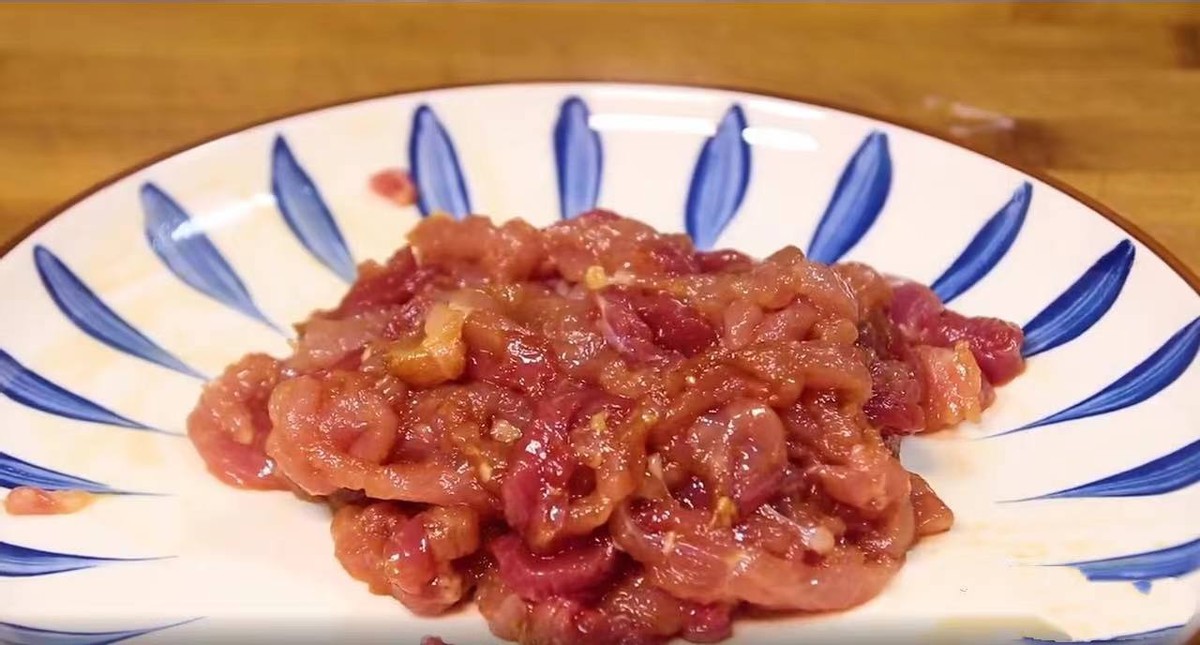 芹菜凉拌怎么做才脆爽,炒芹菜时切记不要焯水和直接炒