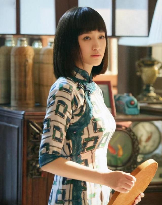 刘嘉玲关晓彤同框,穿旗袍大秀窈窕好身材