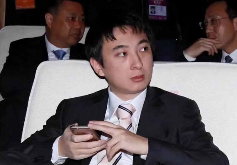 万达少爷王思聪，他的“消失”其实早就有迹可循，这是踢到铁板了