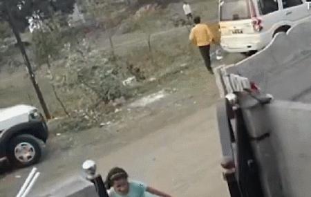 印度男子骑着大象被老虎袭击,印度男子遭豹子追击