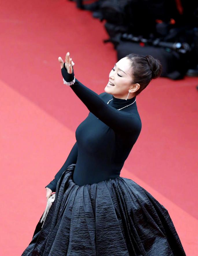 巩俐走红毯享受清场待遇!穿黑礼服像女王登基超牛,被戛纳宠上天