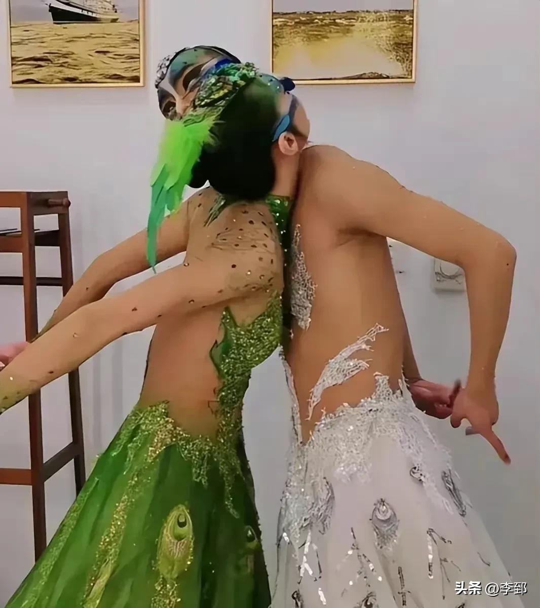 女的抓男的手臂舞蹈,舞蹈女孩下腰手抓脚展示