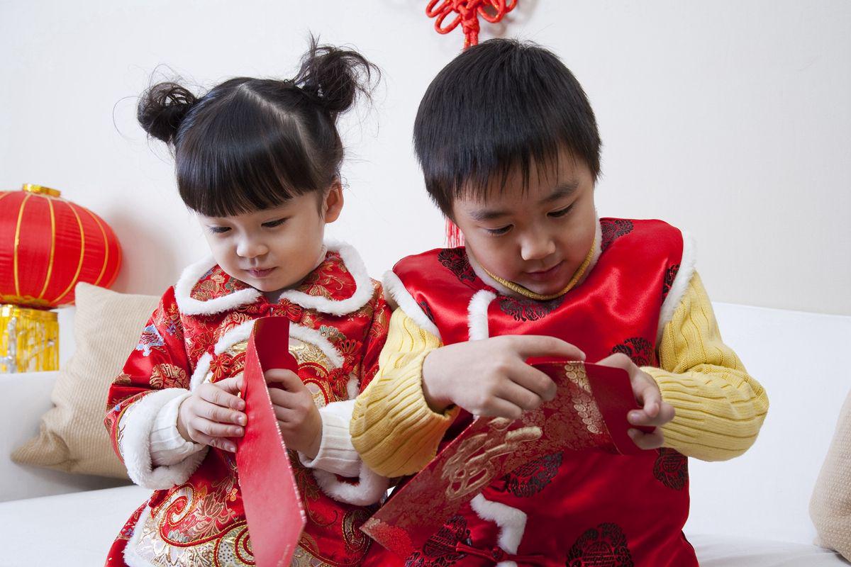 亲戚给小孩红包怎么教孩子,给小孩红包怎么高情商的处理
