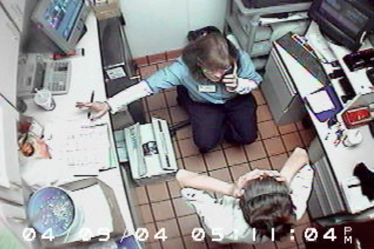 美国男子致电麦当劳，围困18岁女孩3小时，作案10年却被判无罪