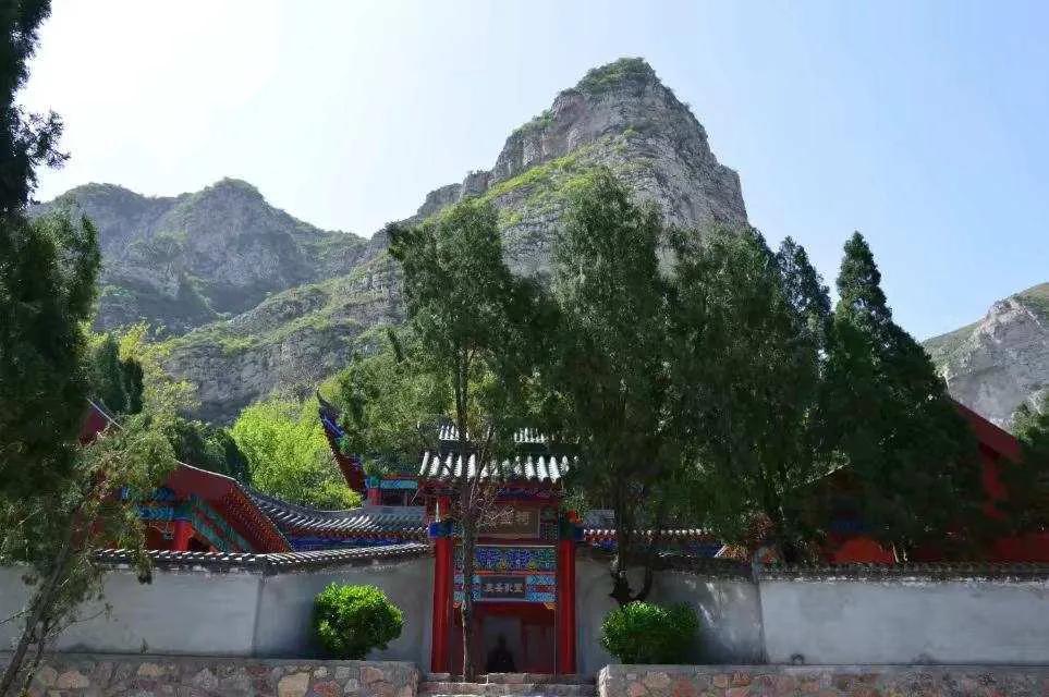 清王含光晚年隐居王官谷：门对天柱峰，窗掛千尺瀑。