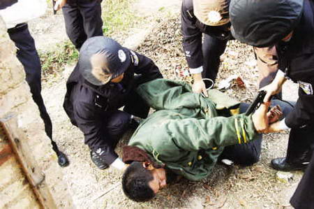 25岁民警倒下一瞬间,22岁缉毒警察牺牲前照片曝光