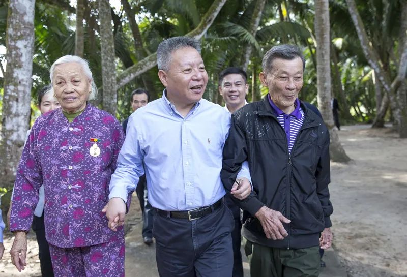 从湖南书记沈晓明的牛仔裤与海南书记冯飞的卡基裤说开去