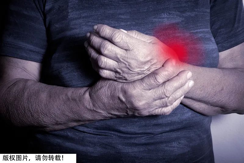 手指掰出咔咔声会得关节炎吗,关节掰得咔咔响会导致关节炎吗