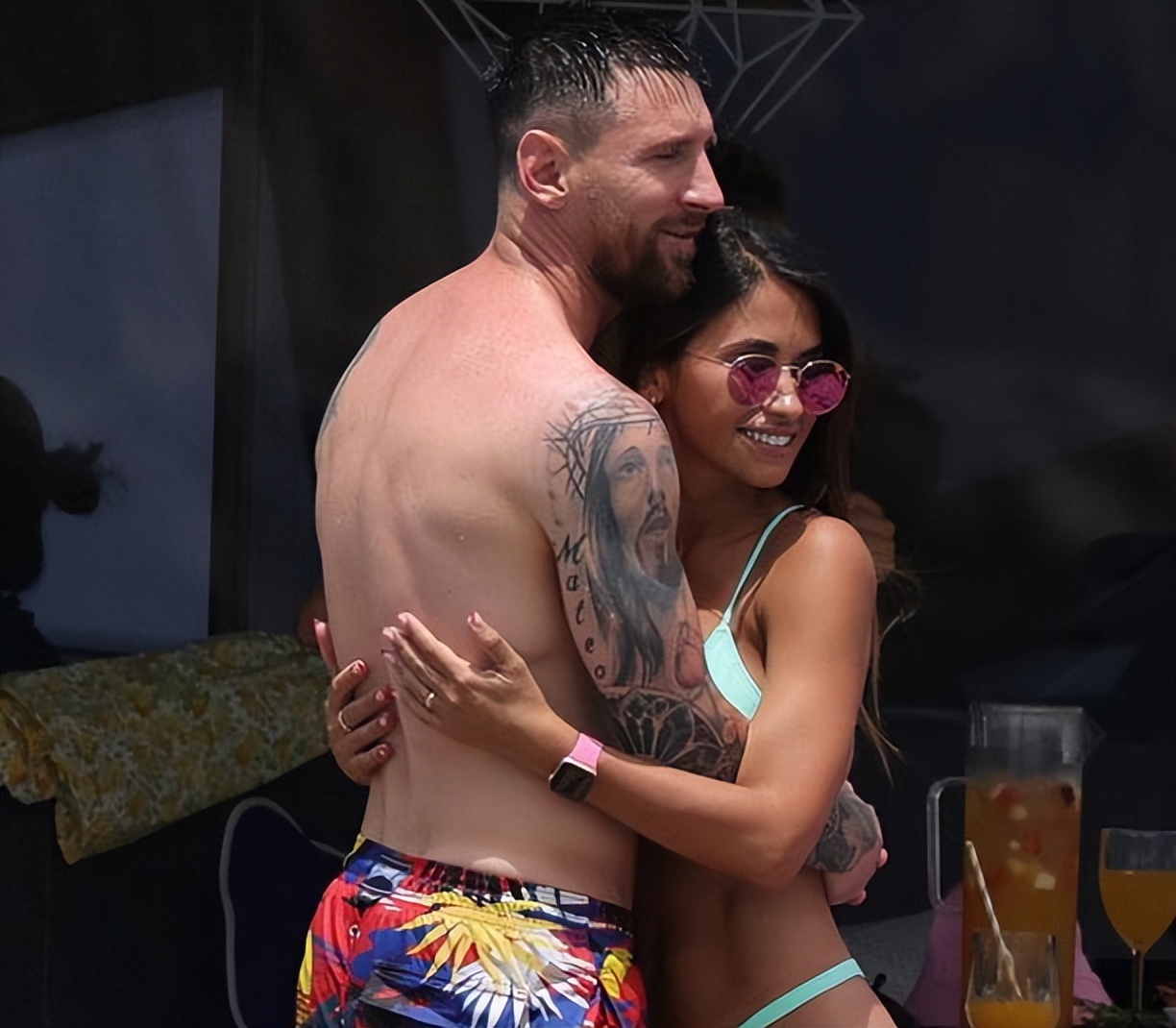 梅西携妻子看台大巴黎,梅西携妻子