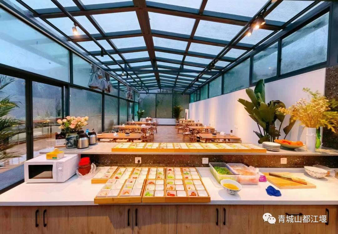 来都江堰的山间溪畔赴一场“好食光”！青山间的火锅店、花园里的小食堂......赏景美食两不误~