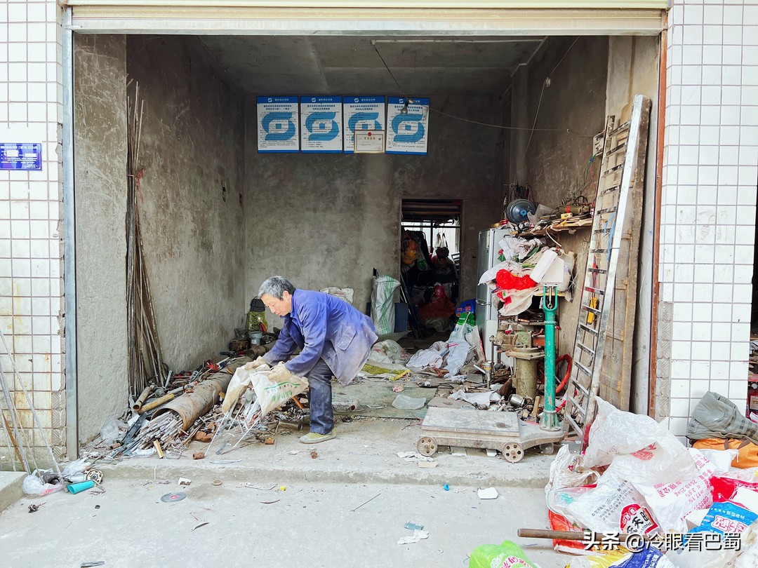 火了!小学肄业大叔靠收废品赚取重庆几套房几辆车,真是很励志