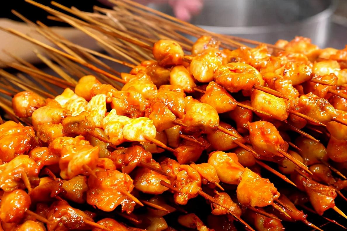 贵州大哥学校门口卖小吃，1元1串，利润占75%，小学生是消费主力