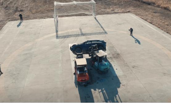 请注意这不是电影特效！影酷在非人道“虐车”下存活了！