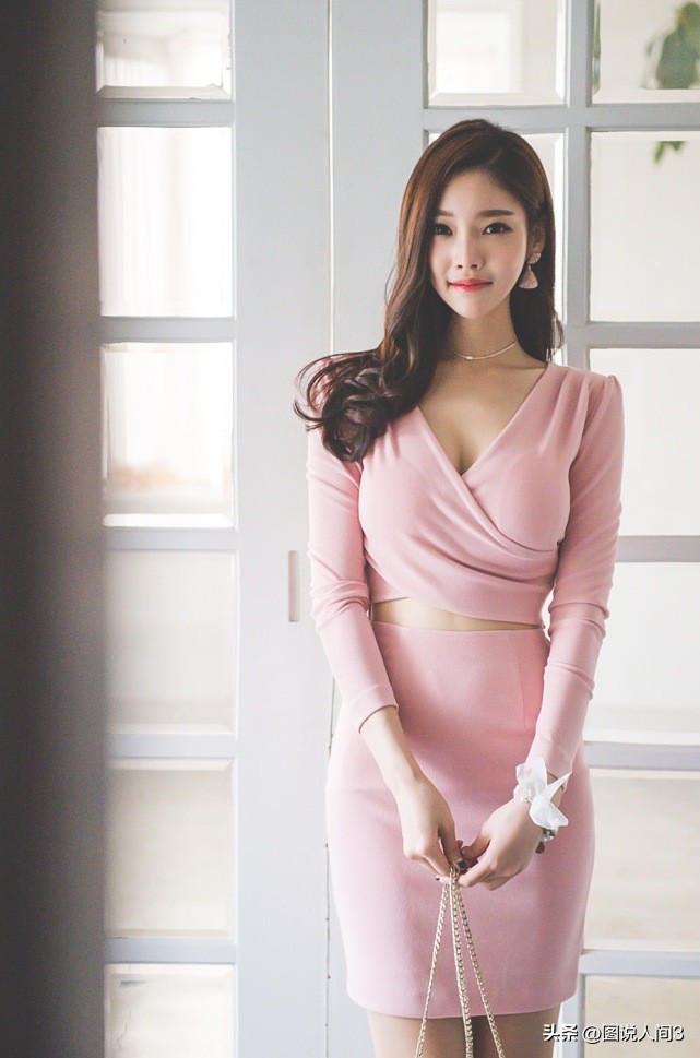 朴正允露肩连衣裙,朴正允黑色毛衣裙