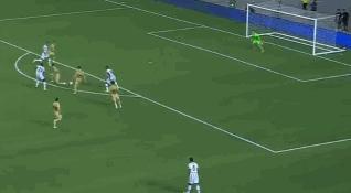 莱万两球拜仁客场6-2大逆转,莱万对战巴萨梅开二度