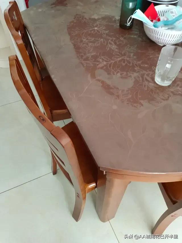 老公先斩后奏花2000多买了这丑不拉几的桌子,我真的好想扔了……