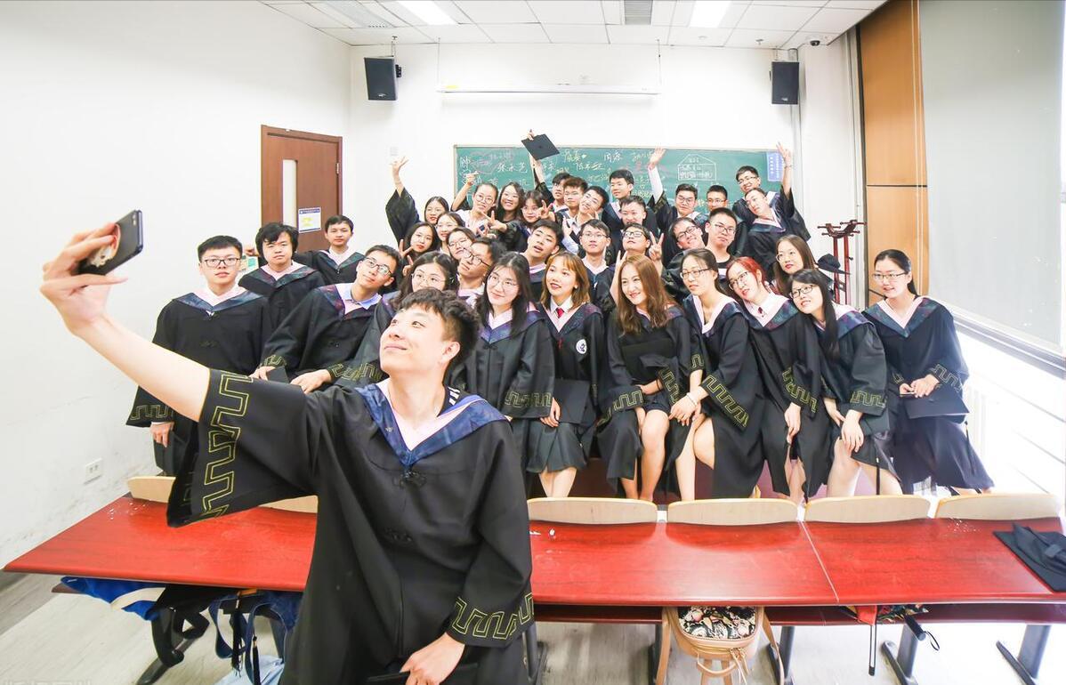 张雪峰怎么看待大学生就业呢,张雪峰学得那么好为什么要换专业