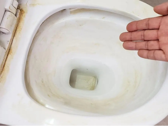 不论马桶多黄多臭，教你一招轻松解决，一冲水瞬间秒变新马桶！