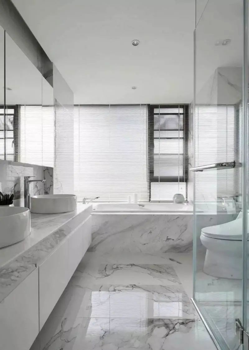 鱼肚白墙砖怎么贴显档次,鱼肚白瓷砖铺贴实景图