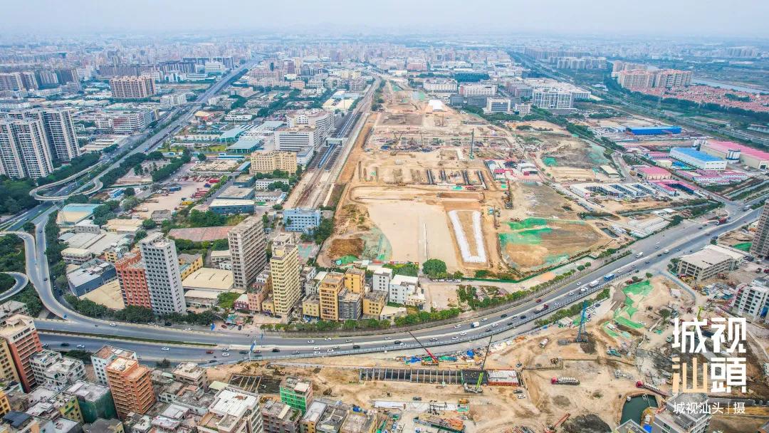 汕头站东侧出现一个很深的“大坑”？